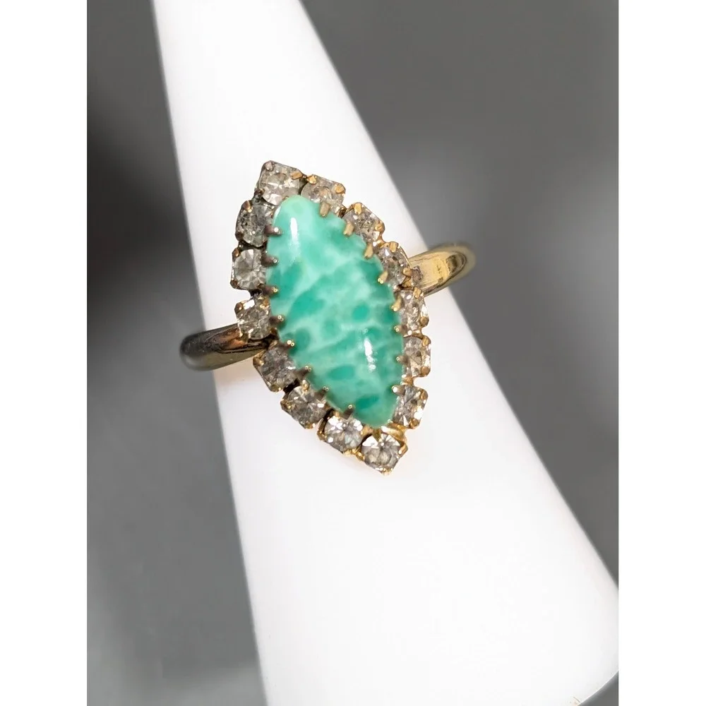 Vintage Green Art Glass Rhinestone Cocktail Ring Gold Tone Size 6.5 Statement